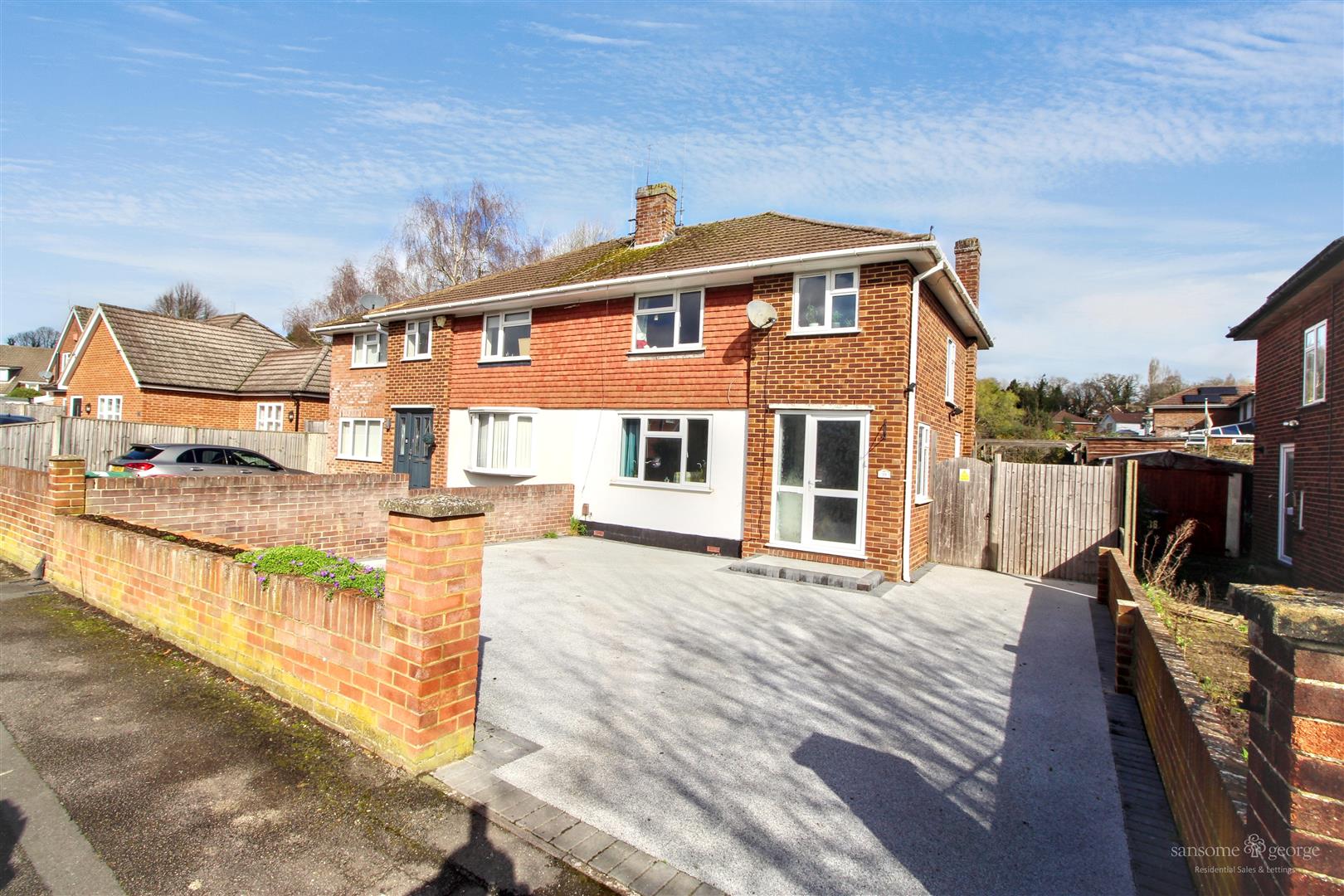 3 bed property in Hogarth Avenue, Reading